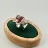 bague tank vintage sertie des rubis synthétiques et quartz blancs épaulés deux feuille d'or en or rose de 18k argent 800 millième 