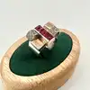 bague tank vintage sertie des rubis synthétiques et quartz blancs épaulés deux feuille d'or en or rose de 18k argent 800 millième 