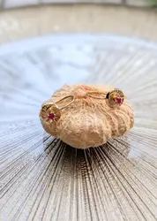 boucles d'oreilles dormeuses disque limée chacune sertie d'un rubis synthétique or 750 millième (18 ct) 1,08g