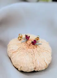 boucles d'oreilles puces forme fleur en 2 ors chacune sertie de 2 rubis or 750 millième (18 ct) 0,84g