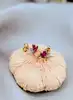 boucles d'oreilles puces forme fleur en 2 ors chacune sertie de 2 rubis or 750 millième (18 ct) 0,84g
