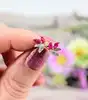 boucles d'oreilles puces forme fleur en 2 ors chacune sertie de 2 rubis or 750 millième (18 ct) 0,84g