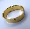 bracelet jonc hermès en émail, orné d'un motif de chevaux rouges, avec finition plaquée or
