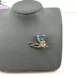 broche en émail motif colibri ornée d'oxydes