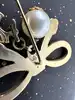 broche épingle salvatore ferragamo noeud en métal doré