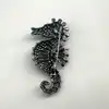 broche hippocampe pavée d'oxydes