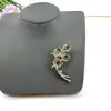 broche plume de paon pavée d'oxydes