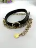 ceinture en cuir noir et métal doré