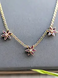 collier maille forçat orné de 3 motifs fleur chacune sertie de 6 rubis et 1 diamant or 750 millième (18 ct) 6,77g