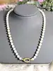 collier perles de culture orné d'un joli fermoir en or texturé or 750 millième (18 ct) 30,99g