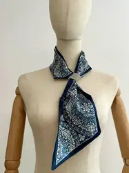 foulard bleu réversible double face avec anneau pavé de strass