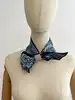 foulard bleu réversible double face avec anneau pavé de strass