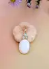 pendentif signé russo orné d'une agate blanche facettée surmontée de 3 topazes bleues or 750 millième (18 ct) 3,76g