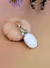 pendentif signé russo orné d'une agate blanche facettée surmontée de 3 topazes bleues or 750 millième (18 ct) 3,76g