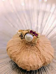 bague cocktail motifs végétaux ornée d'une perle de culture et 3 rubis syntéthiques or 750 millième (18 ct) 3,59g