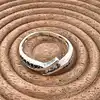 bague en argent ornée d'oxydes noires et blanches t57 argent 925 millième (22 ct) 2,07g