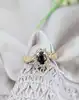bague marguerite en or centrée d'un saphir entouré de 12 diamants or 750 millième (18 ct) 4,19g
