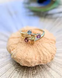 bague or sertie de 5 pierres de couleur or 750 millième (18 ct) 2,07g