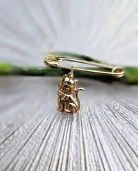 broche épingle orné d'un charm chat or 750 millième (18 ct) 1,39g
