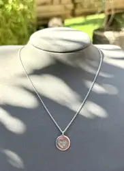 collier en argent présente un pendentif rond avec un coeur scintillan au centre argent 925 millième (22 ct) 2,95g