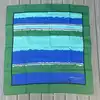foulard balenciaga en soie vert et bleu à motif géométrique