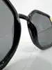 lunettes de soleil prada spr20x avec des verres noirs