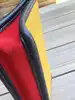 mini pochette longchamp en toile jaune verte et rouge, et la doublure en cuir