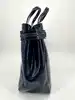 sac à main armani jeans vernis bleu nuit logo avec un strass incrusté