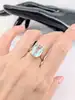 bague sertie d'une topaze bleue taille émeraude or 750 millième (18 ct) 4,67g