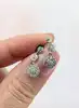 boucles d'oreilles pendantes en or blanc chacune ornée de 3 pastilles pavées de diamants or 750 millième (18 ct) 1,82g