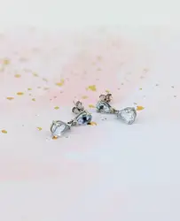 boucles d'oreilles pendantes en or blanc chacune sertie de deux topaze bleue forme goutte or 750 millième (18 ct) 1,82g