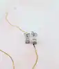 boucles d'oreilles puces en or blanc chacune sertie d'un petit diamant d'environ 0,03ct or 750 millième (18 ct) 1,27g