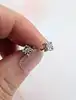 boucles d'oreilles puces en or blanc chacune sertie d'un petit diamant d'environ 0,03ct or 750 millième (18 ct) 1,27g