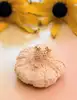 boucles d'oreilles puces en or chacune sertie d'un oxyde carré or 375 millième (9 ct) 0,48g