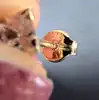 boucles d'oreilles puces en or chacune sertie d'un oxyde carré or 375 millième (9 ct) 0,48g