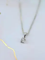 chaine maille palmier orné d'un pendentif en or blanc serti d'un petit diamant d'environ 0,03ct or 750 millième (18 ct) 4,18g