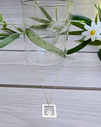 collier orné d'un pendentif carré orné d'un strass or 375 millième (9 ct) 0,98g