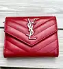 portefeuille yves saint laurent en cuir rouge matelassé grain de poudre avec logo argenté