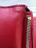 portefeuille yves saint laurent en cuir rouge matelassé grain de poudre avec logo argenté