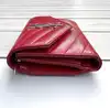 portefeuille yves saint laurent en cuir rouge matelassé grain de poudre avec logo argenté