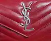 portefeuille yves saint laurent en cuir rouge matelassé grain de poudre avec logo argenté