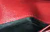 portefeuille yves saint laurent en cuir rouge matelassé grain de poudre avec logo argenté