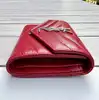 portefeuille yves saint laurent en cuir rouge matelassé grain de poudre avec logo argenté