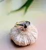 bague croisée en 2 ors centrée d'un saphir et 2 petits diamants or 750 millième (18 ct) 2,65g