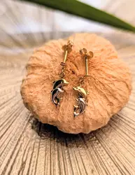 boucles d'oreilles chacune ornée de deux dauphins pendants en 2 ors or 750 millième (18 ct) 0,51g