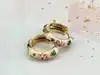 boucles d'oreilles en émail rose à motif floral