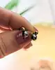 boucles d'oreilles puces chacune ornée d'une perle de tahïti surmontée d'une petite boule en or or 750 millième (18 ct) 0,76g