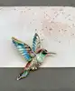 broche en émail bleu et rose motif colibri