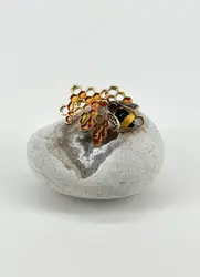 broche éventail à motif d'abeille et nid d'abeille