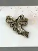 broche noeud ornée d'oxydes en métal